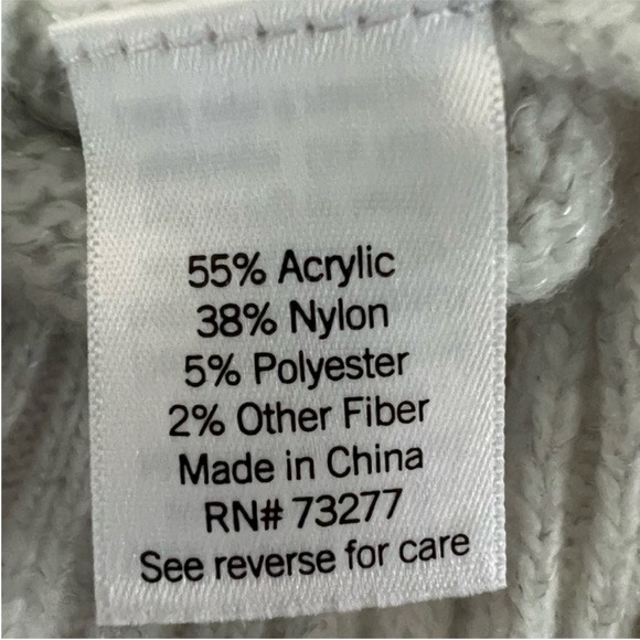 Croft&Barrow Woman's white Long Sleeve Sweater
Size Medium - Picture 4 of 4